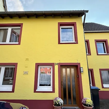 Kleine Vulkanhaus بيت للعطل *