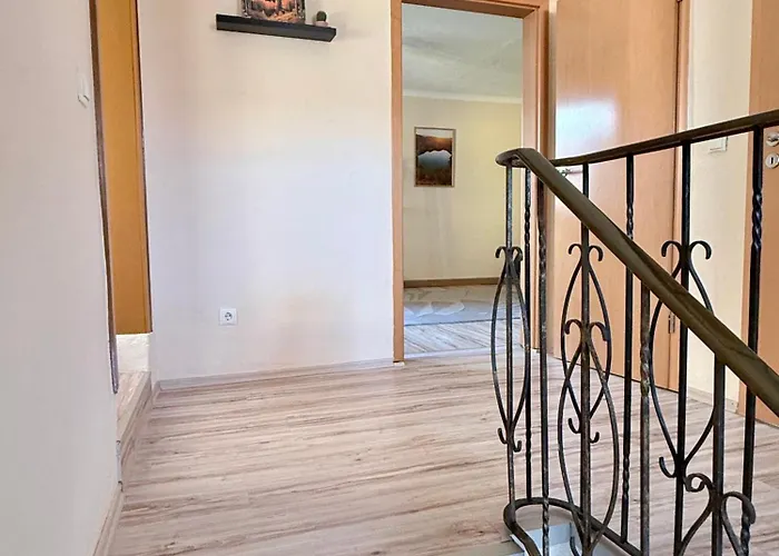 Kleine Vulkanhaus Даун